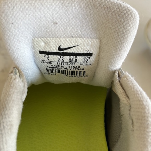 Nike Cheerleading sneakers Girls size 5 - Picture 4 of 5